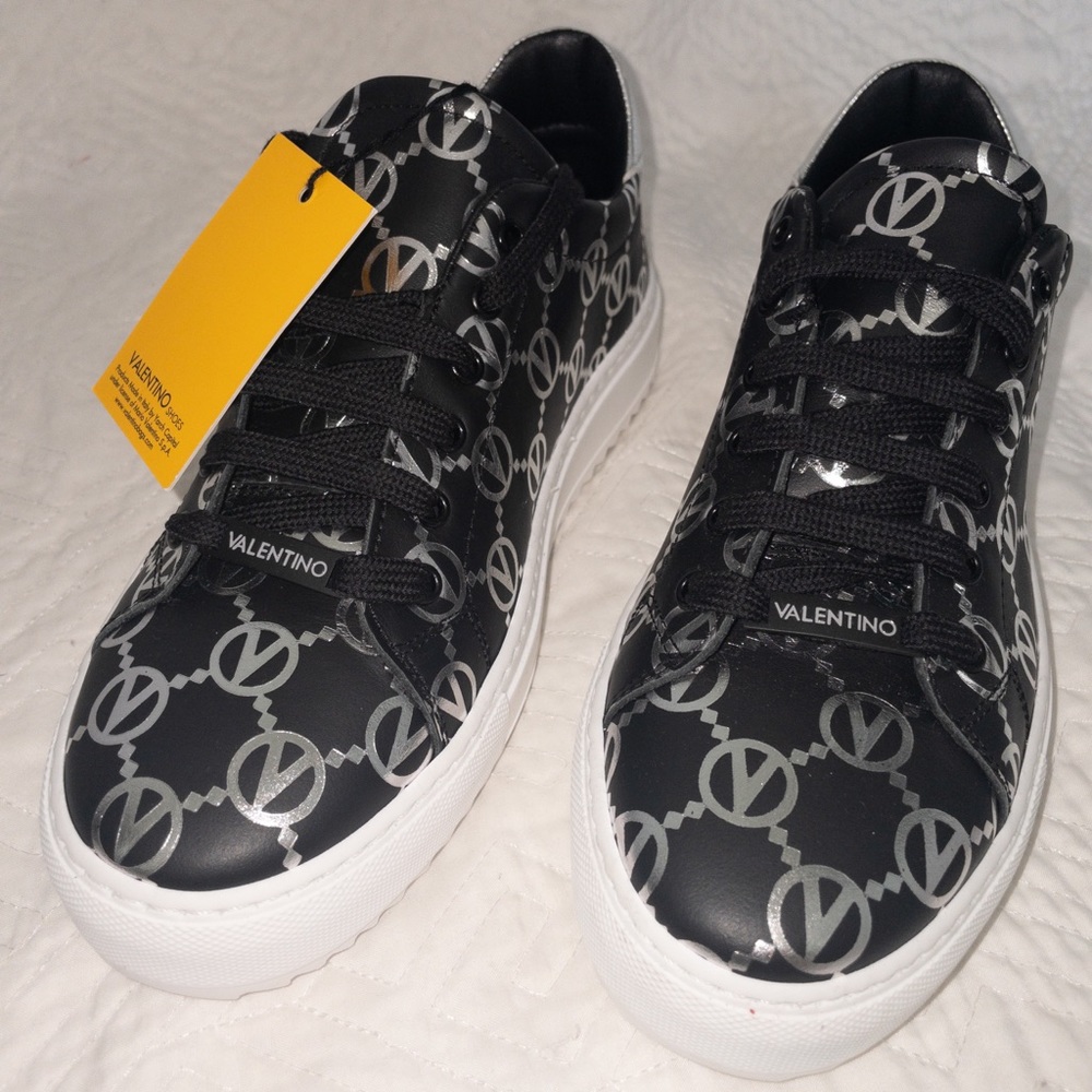 VALENTINO Logo Styled LOW CUT SNEAKERS๐100% REAL LEATHER - Picture 3 of 10